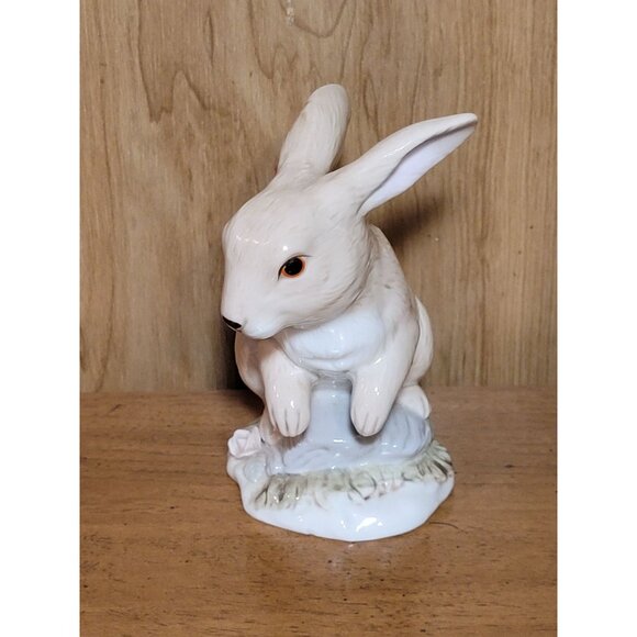 Vintage 1986 Enesco Imports Porcelain Easter Bunny Rabbit Sitting in Grass Figur - Picture 7 of 9